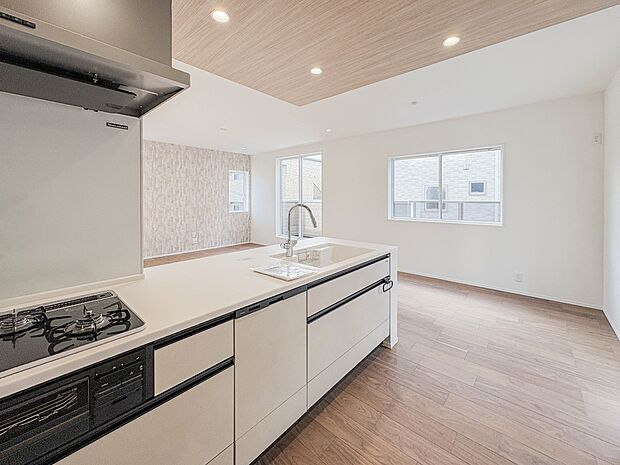 【キッチン】 三口コンロで料理の幅を拡げてくれる使いやすいシステムキッチンを採用。洗い場も大きいので野菜や食器を洗ったりする際にも捗り、奥様の強い味方となってくれるはずです。