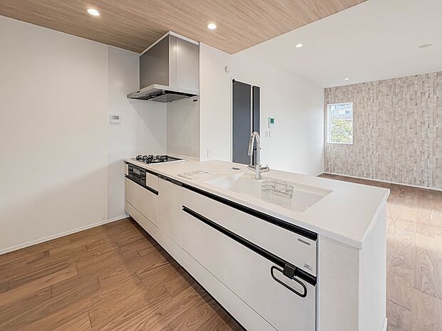 【キッチン】 三口コンロで料理の幅を拡げてくれる使いやすいシステムキッチンを採用。洗い場も大きいので野菜や食器を洗ったりする際にも捗り、奥様の強い味方となってくれるはずです。