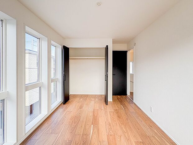 柔らかな陽光とフローリングの色味が調和した快適な空間。