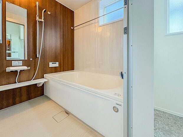 【浴室】浴室は一日の疲れを癒す場所だから、家族みんながゆったりできる快適設計。追い炊き機能付きオートバス。安定した温度で、いつでも快適に入浴できます。