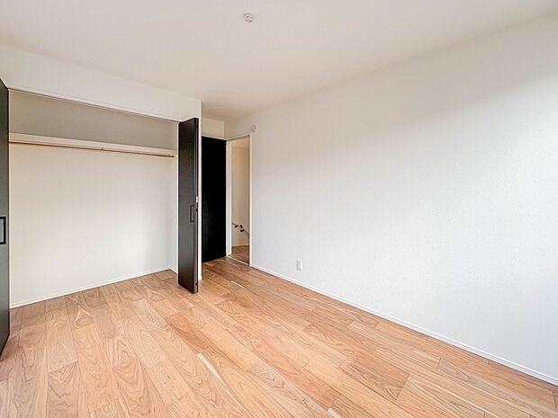 各所に配置された収納スペースは、洋服や小物はもちろんのこと、掃除機や日用予備品・お子様のおもちゃなど様々な物を収納して頂ける便利なスペースです。