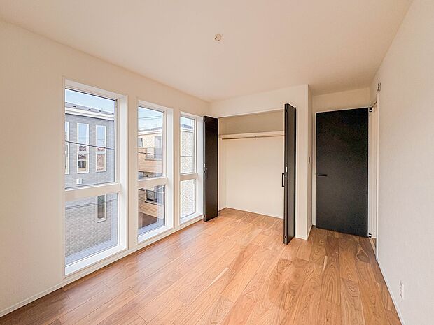 【ぜひ現地をご確認下さい】  陽当りや通風性など各所に施された工夫で住みやすさを実現。部屋の大きさや周辺環境・街並など、資料には掲載していない情報が現地にはたくさんございます。是非ご確認下さ…