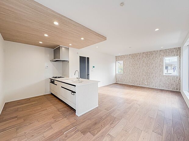 【カウンターキッチン】 リビングにいるお子様と会話をしながら家事ができるカウンターキッチン。いま手があいているか、忙しそうなのか相手の様子を伺いながらコミュニケーションをとる訓練にもなります…