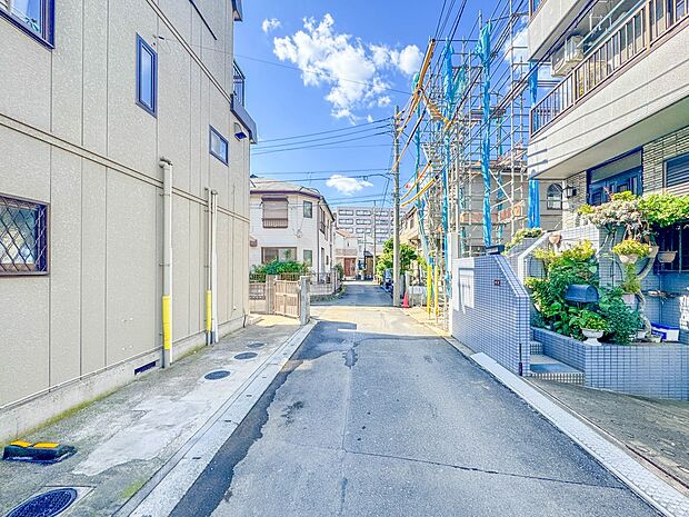【前面道路4M】家の前をまっすぐの通りが走っている。クルマは少なく、人々は毎朝、ウォーキング、ジョギング、犬の散歩など、フリーな朝時間を過ごしている。