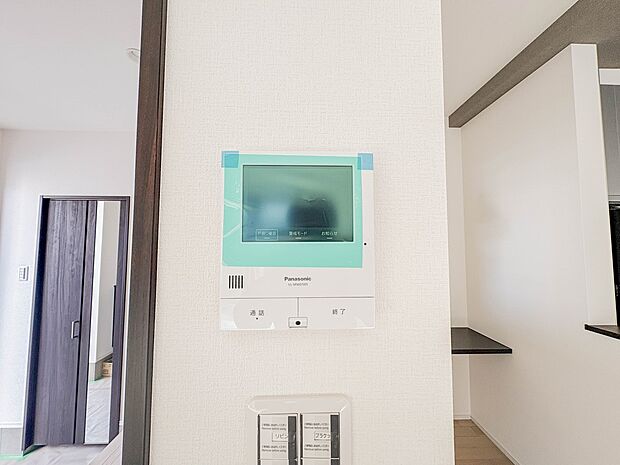 【TVモニター付インターホン】 来訪者の様子を室内TVモニターでチェック。対応したくないセールスを断りやすく、子どもに留守番をさせるときも安心。不在時の来訪者を録画でき、犯罪抑止効果も期待…