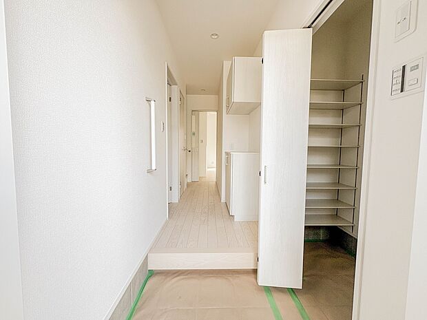 【玄関】玄関はその家と住まう人を印象づけます。それだけデザイン、機能性の存在感が大切になるわけですね。優れた防犯性、断熱性も求められます。家は玄関から始まります。