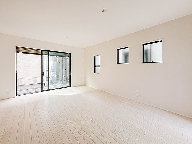 【リビング】インテリアショップで見掛けた「あの家具」も置ける、ゆったりとした空間。時に広さが上質な寛ぎの時間になる事も。