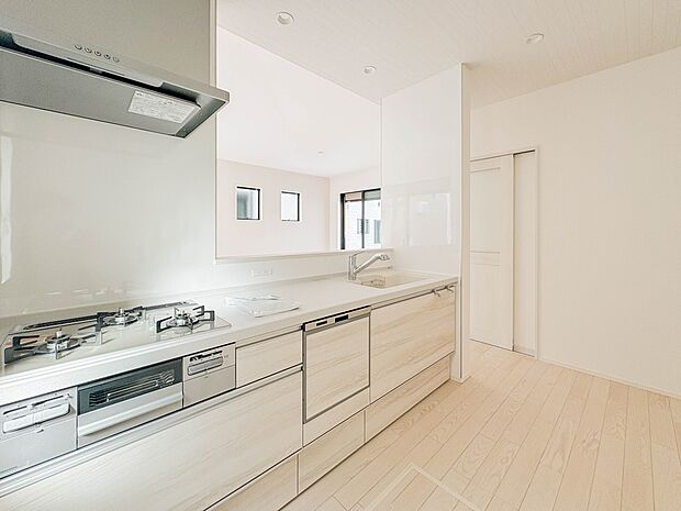 【キッチン】 三口コンロで料理の幅を拡げてくれる使いやすいシステムキッチンを採用。洗い場も大きいので野菜や食器を洗ったりする際にも捗り、奥様の強い味方となってくれるはずです。