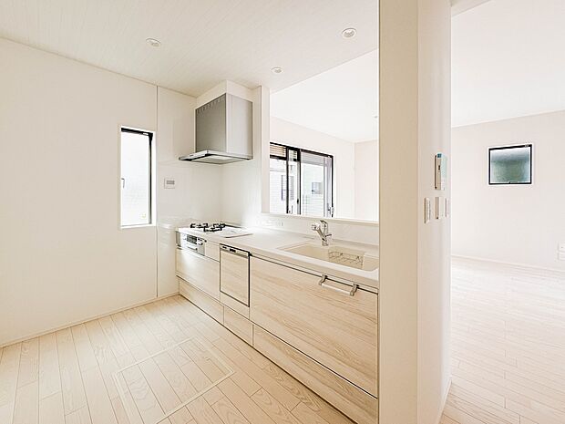 【キッチン】カウンターキッチンは広くて収納力もあるので、快適に料理をすることができます。食器や炊事用具を手の届くところに配置しやすいため調理もスピーディーですよ。