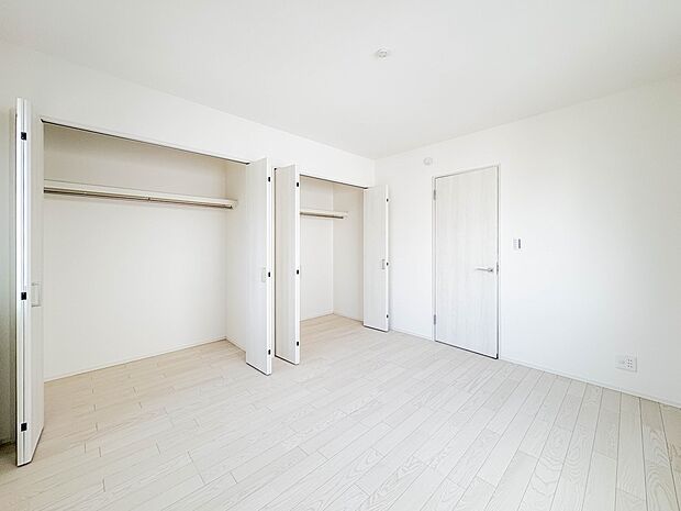 【寝室】シンプルな内装はおしゃれのポイントです。シンプルは華美より飽きがこないからです。色や模様でおしゃれ感をだす。それがシンプルイズビューティーです。