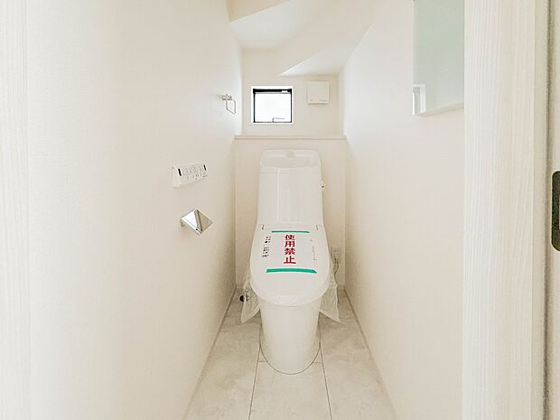 【トイレ】トイレ・ウォシュレット付。快適で衛生的な洗浄機能付温水シャワートイレです。収納や手すりもついてます。