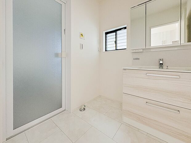 洗面所は小さなプライベートスペース。歯磨き、洗顔と毎日施す個人空間。