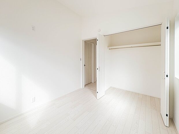 壁面クローゼットのメリットは、衣類が横一列に並ぶためひと目で洋服が選びやすいこと。衣類をたくさんお持ちの方も、限られたスペース内に無理なく収納することができます。