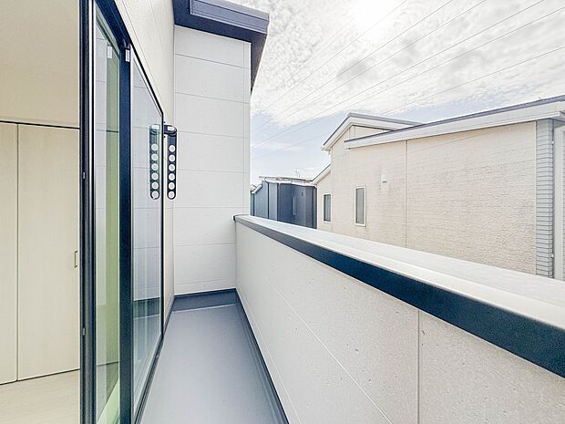 【バルコニー】  バルコニーから差し込む陽光・通風は、住環境・快適性と共に有り続ける貴重な「財産」です。