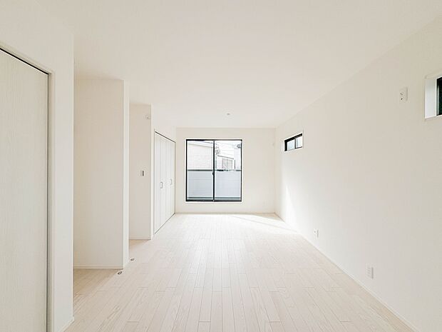 【Room-洋室】  シンプルにデザインされた室内。家具やレイアウトでお好みの空間に。