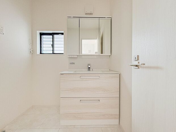 ランドリースペースは広さもたっぷり。タオルなどをしまえるスペースもあります。