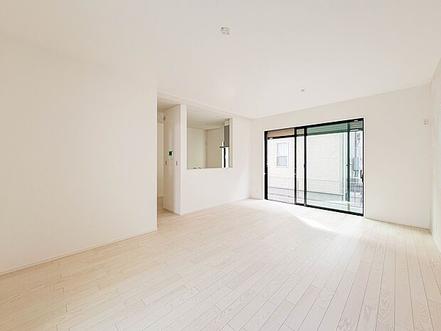 【ダイニングキッチン】木の温もりがやさしいフローリング仕様。明るく広々としたダイニングはとても快適な空間です。