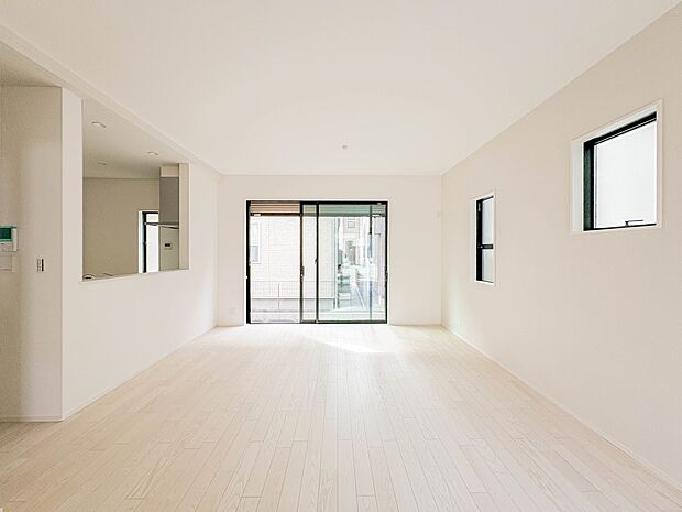 【リビングダイニング】リビングにいるお子様と会話をしながら家事ができるカウンターキッチン。いま手があいているか、忙しそうなのか相手の様子を伺いながらコミュニケーションをとる訓練にもなります。…