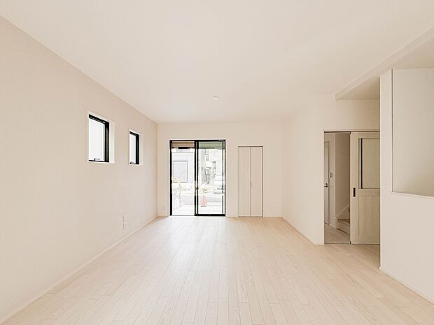 【ダイニング】広々としたリビングダイニング。ゆったりとしたキッチン。生活動線をLDK に集中させ、ご家族が過ごしやすい空間設計にしました。