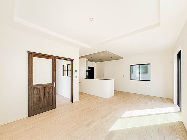 【ダイニングキッチン】料理をしながら、後片付けをしながら二人で会話を楽しみたい空間。