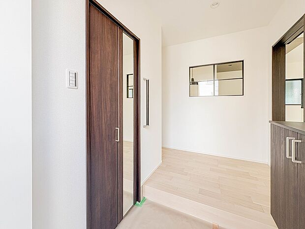 【玄関】玄関はおうちの顔と言われます。玄関アプローチは、外観デザインの印象を左右します。ご家族の個性を出しながら、素敵な玄関でお客様をお迎えしてください。