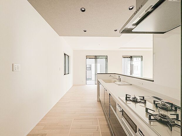 【キッチン】ナチュラルな自然光の中での調理。お洒落な食器類を余裕で収納できるスペース。動きやすい女性目線のキッチン動線。これからはお料理をつくる時間が劇的に変わります。