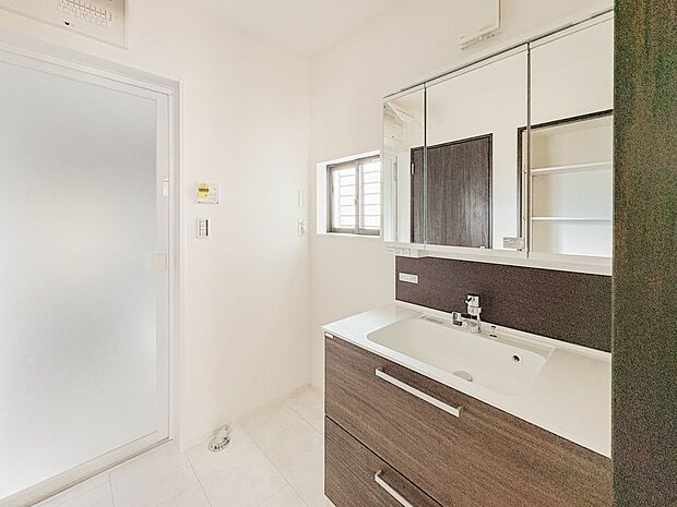 洗面所は小さなプライベートスペース。歯磨き、洗顔と毎日施す個人空間。