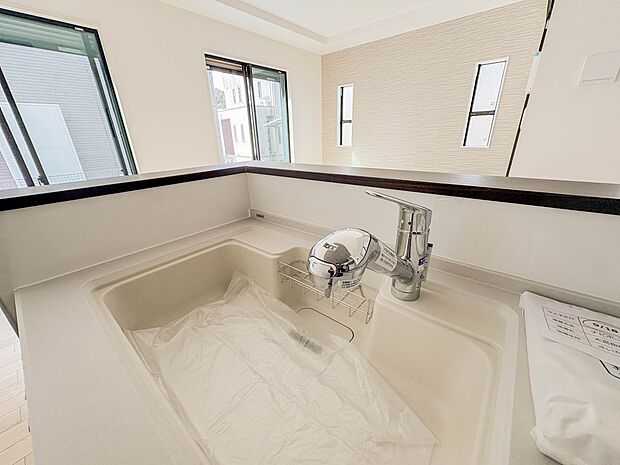 【浄水器一体型混合水栓】  一つの蛇口で「原水（水道水）」「シャワー」「浄水」を切り替えられる、浄水器を内蔵した混合水栓です。浄水は、水栓本体の首部分に付属のカートリッジをセットして使用しま…