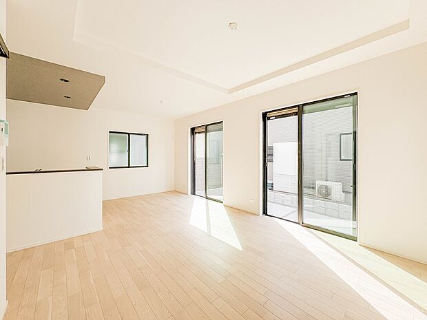 シンプルなデザインの家は風情がある。住む人のこだわりを感じる。外観も内装もいたってシンプル。居心地がよく、家事や趣味、子育てなどにも集中できる。家も人間も熟成するほどシンプルになっていくよう…