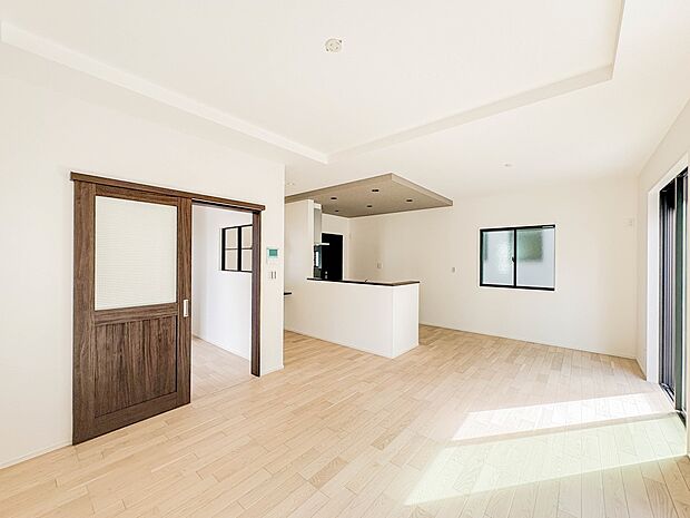 【リビング】  整然とした空間演出、快適な理想の暮らしの実現は家のみの拘りではなく、そこで暮らす方々にとって素敵な環境であることも挙げられると思います。四季折々の変化が奏でる鼓動を楽しんで下…