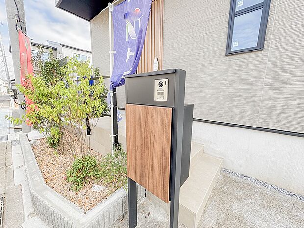 <玄関>家の顔となる玄関は、高いデザイン性が求められます。高級感と断熱性、防犯性に優れた玄関ドアを標準装備。ピッキング対策のセキュリティサムターン等、防犯に考慮しました。