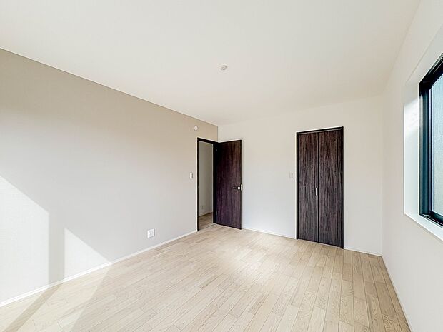 【寝室】シンプルな内装はおしゃれのポイントです。シンプルは華美より飽きがこないからです。色や模様でおしゃれ感をだす。それがシンプルイズビューティーです。