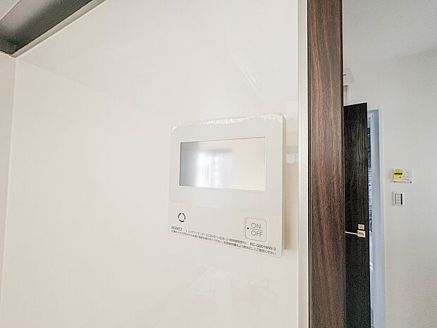 【オートバス】パネルからワンタッチで自動的にお湯張りができる設備。お風呂のお湯がたまったかどうかいちいち浴室へ確認に行かずにすみ、うっかりお湯を溢れさせてしまうこともなくなります。