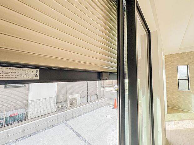 【シャッター】一階部分はシャッター付なので長期外出も安心。