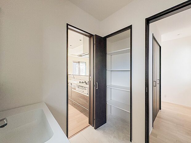 【脱衣所】洗面所は小さなプライベートスペース。歯磨き、洗顔と毎日施す個人空間。