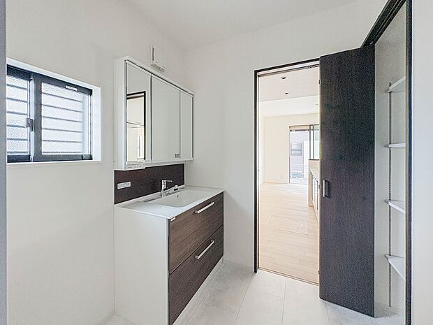 【ランドリースペース】ランドリースペースは広さもたっぷり。