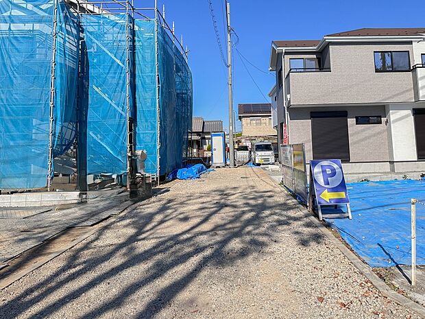 家の前をまっすぐの通りが走っている。クルマは少なく、人々は毎朝、ウォーキング、ジョギング、犬の散歩など、フリーな朝時間を過ごしている。