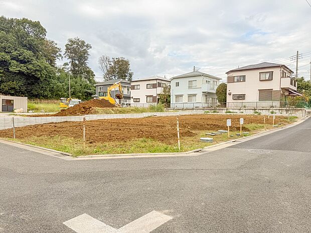 【前面道路 幅員 南東約4.2m】車の通行が少ないので、静かな住環境を維持することができます。