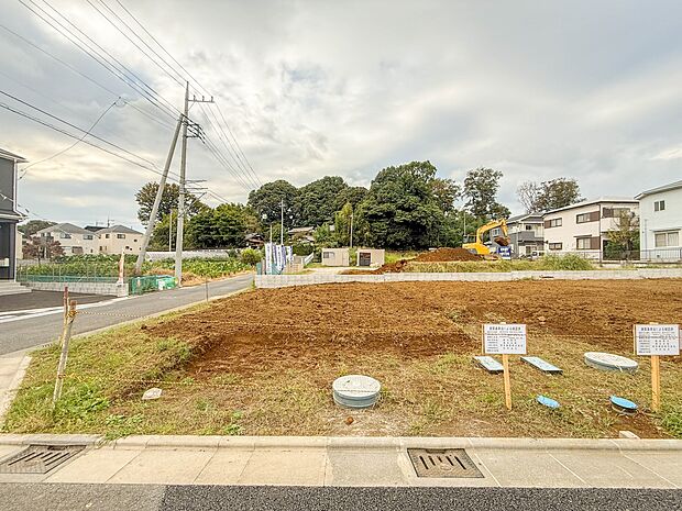 【現地土地写真】陽当りや通風性など各所に施された工夫で住みやすさを実現。部屋の大きさや周辺環境・街並など、資料には掲載していない情報が現地にはたくさんございます。是非ご確認下さい。
