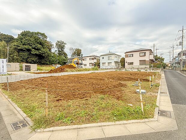 【現地土地写真】堂々たる趣ながら、主張し過ぎずどこか余裕を感じさせるシャープなフォルムで佇む邸宅は、晴天の空と照らし合わせる事で、本来あるべき完成形の姿を見せてくれます。