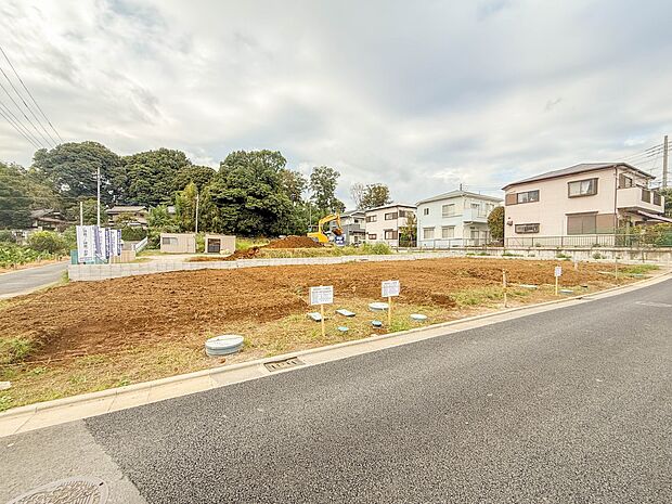 【現地土地写真】家族の温かさと陽光の暖かさ、楽しい毎日と明るい未来を予感させる「空間が織り成すひとつ先の住み心地」を演出します。