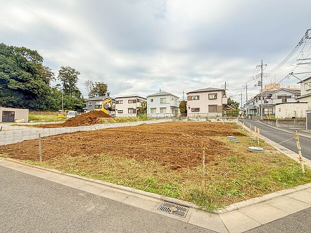 【現地土地写真】陽当りや通風性など各所に施された工夫で住みやすさを実現。部屋の大きさや周辺環境・街並など、資料には掲載していない情報が現地にはたくさんございます。是非ご確認下さい。