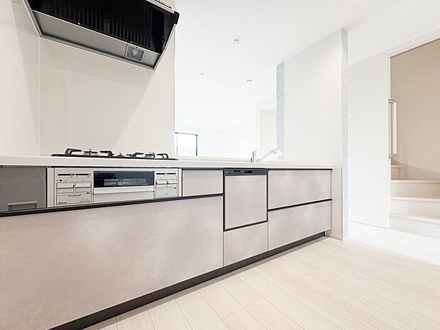 ナチュラルな自然光の中での調理。会話が弾む対面型キッチン。お洒落な食器類を余裕で収納できるスペース。動きやすい女性目線のキッチン動線。これからはお料理をつくる時間が劇的に変わります。