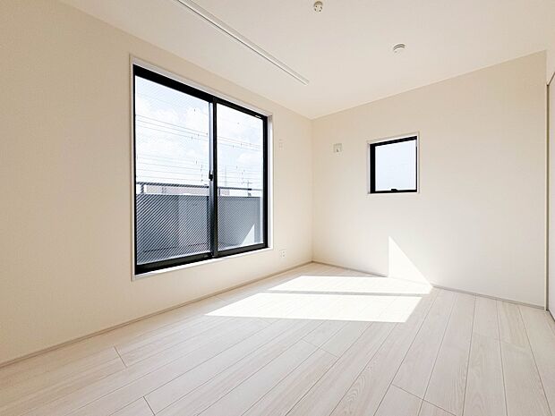 【寝室6帖】シンプルな内装はおしゃれのポイントです。シンプルは華美より飽きがこないからです。色や模様でおしゃれ感をだす。それがシンプルイズビューティーです。