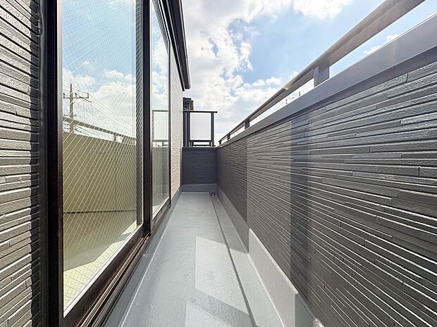 【バルコニー】バルコニーから差し込む陽光・通風は、住環境・快適性と共に有り続ける貴重な「財産」です。