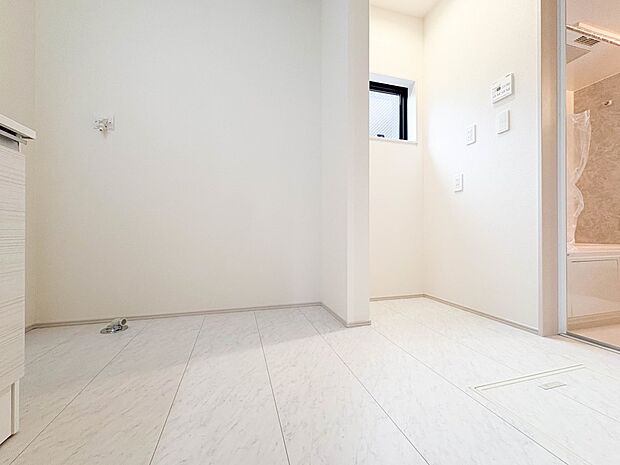 【ランドリースペース】毎日使う洗濯機。しっかりと奥行きのある置き場が確保されています。