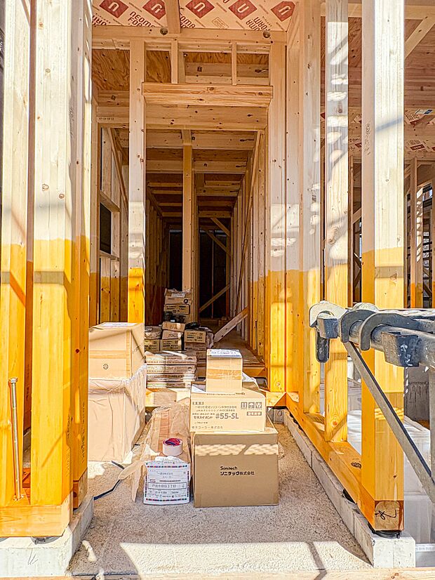 ＜玄関＞家の顔となる玄関は、高いデザイン性が求められます。高級感と断熱性、防犯性に優れた玄関ドアを標準装備。ピッキング対策のセキュリティサムターン等、防犯に考慮しました。