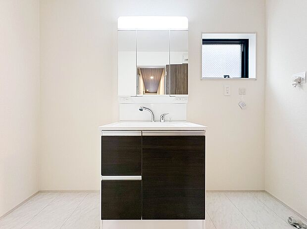 【洗面台】 十分な大きさの洗面台は、身だしなみチェックや歯磨きなど、朝の慌ただしい時間でもホテルライクなスペースで余裕とゆとりを感じて頂けます。