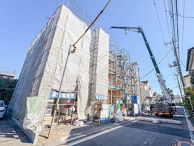 家の前は美しい通りになっていますが、クルマが比較的少なく。家のまわりで遊ぶお子さまも安心です。