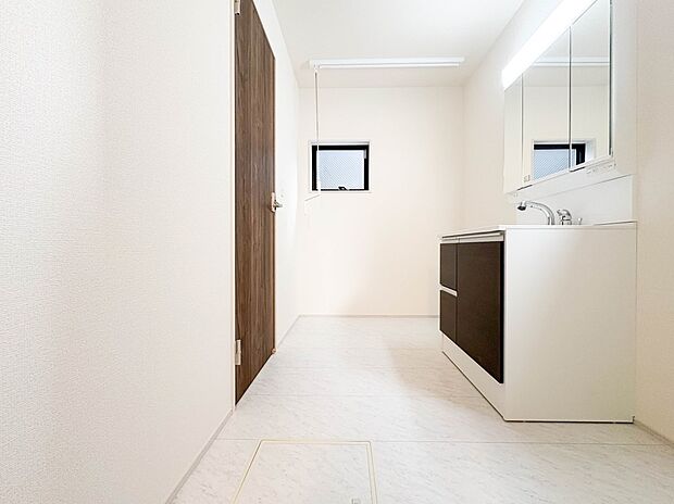 【脱衣所】洗面所は小さなプライベートスペース。歯磨き、洗顔と毎日施す個人空間。